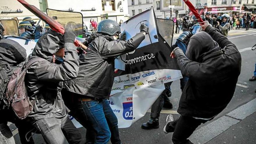 Diversos agents realitzen arrestos al centre de París