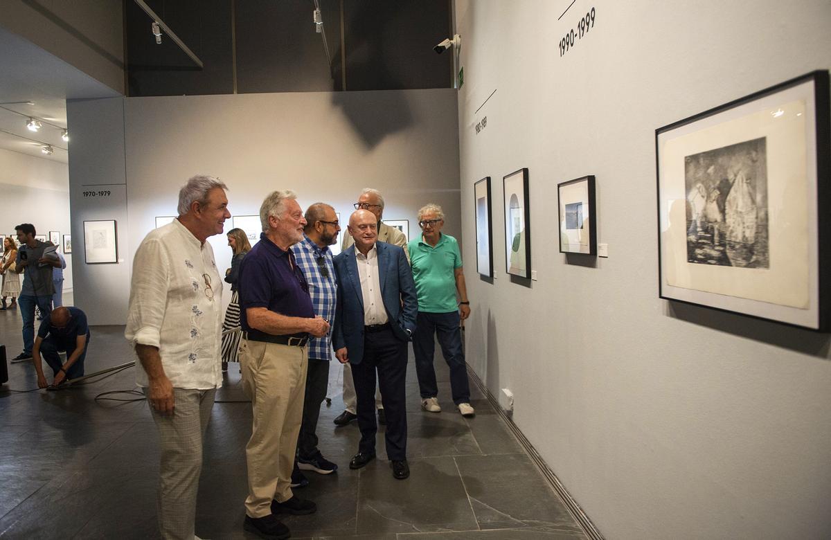 Gestores del MuVIM y responsables políticos en una exposición reciente.