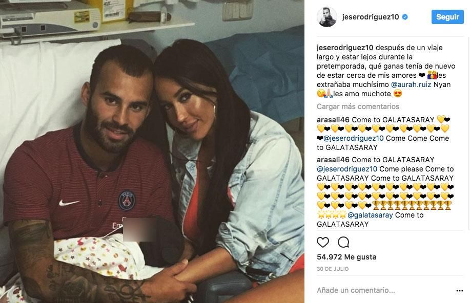 Jesé Rodríguez y Aurah junto a su hijo