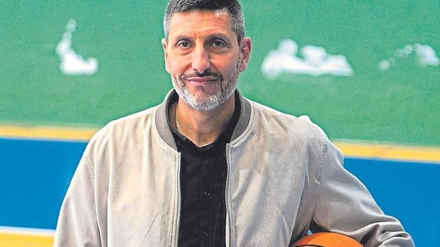 Charlie Uzal, un lienzo en blanco para el hombre que lo hace todo en el Leyma Básquet Coruña
