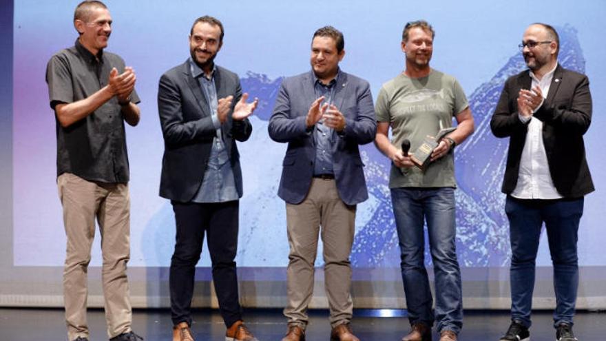 Momento de la entrega a Rainer Schimpf del premio que concede el certamen dedicado a la sostenibilidad.