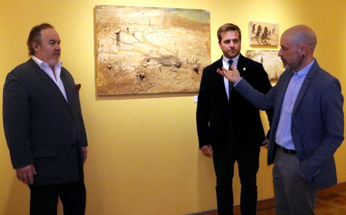 D'esquerra a dreta, Arminio Sciolli, Jordi Camps i Robert Fàbregas; davant d'una de les pintures de Miquel Barceló
