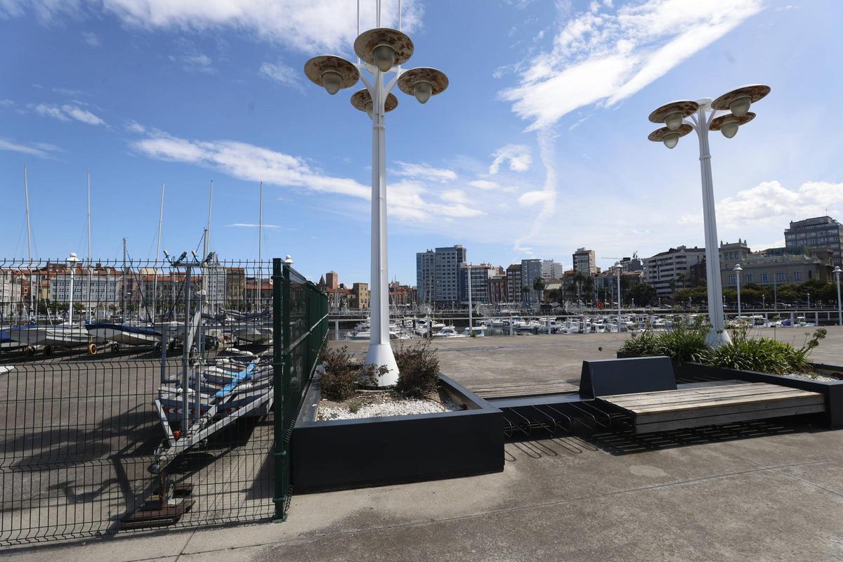 A la izquierda, la concesión de la Federación de Vela en Fomento, separada por una valla del paseo marítimo.