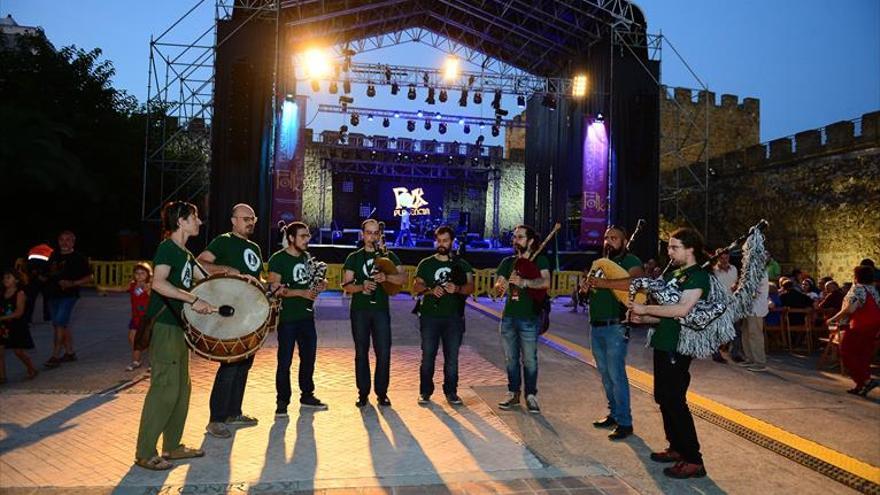 El mestizaje de música extremeña, gallega y portuguesa inunda Torre Lucía