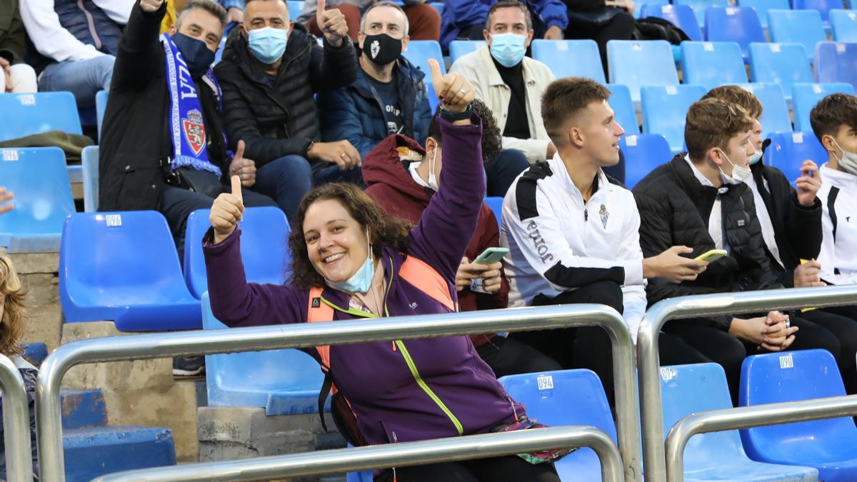 Una aficionada del Real Zaragoza, en La Romareda antes de un partido.