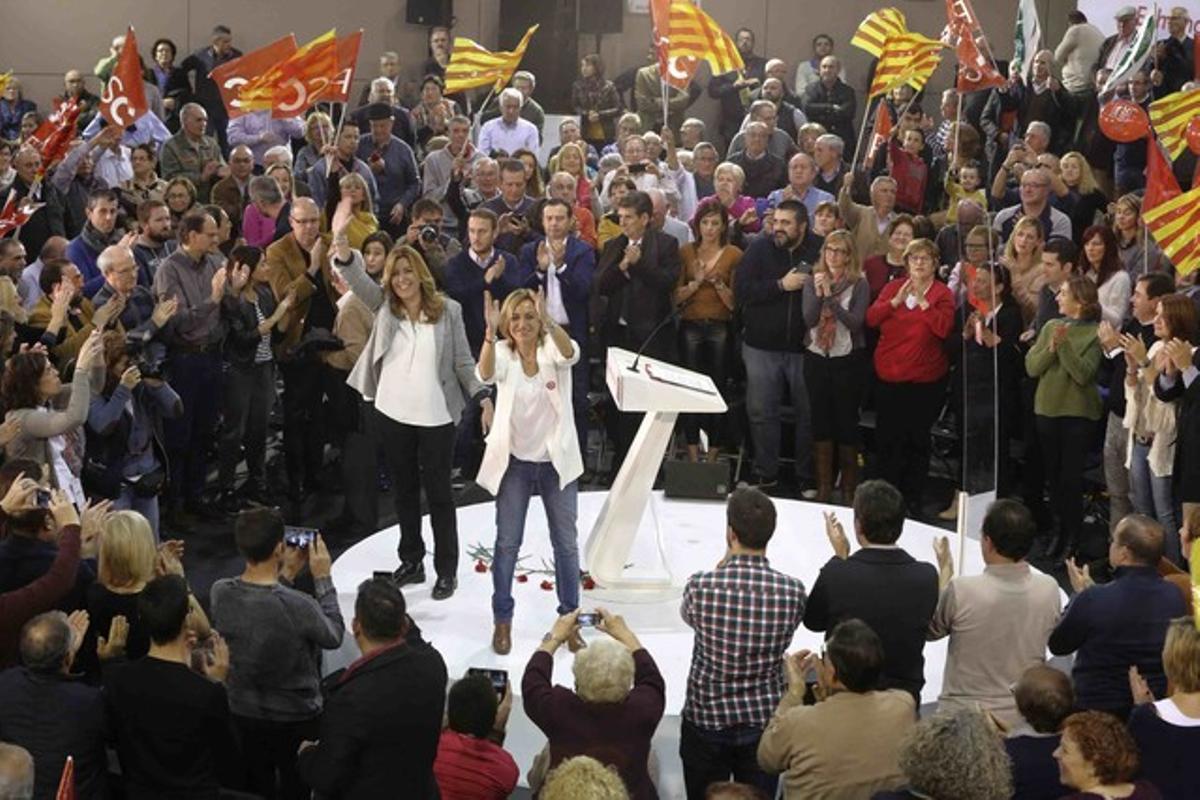 Susana Díaz y Carme Chacón, en el mitin del PSC en Cornellà.