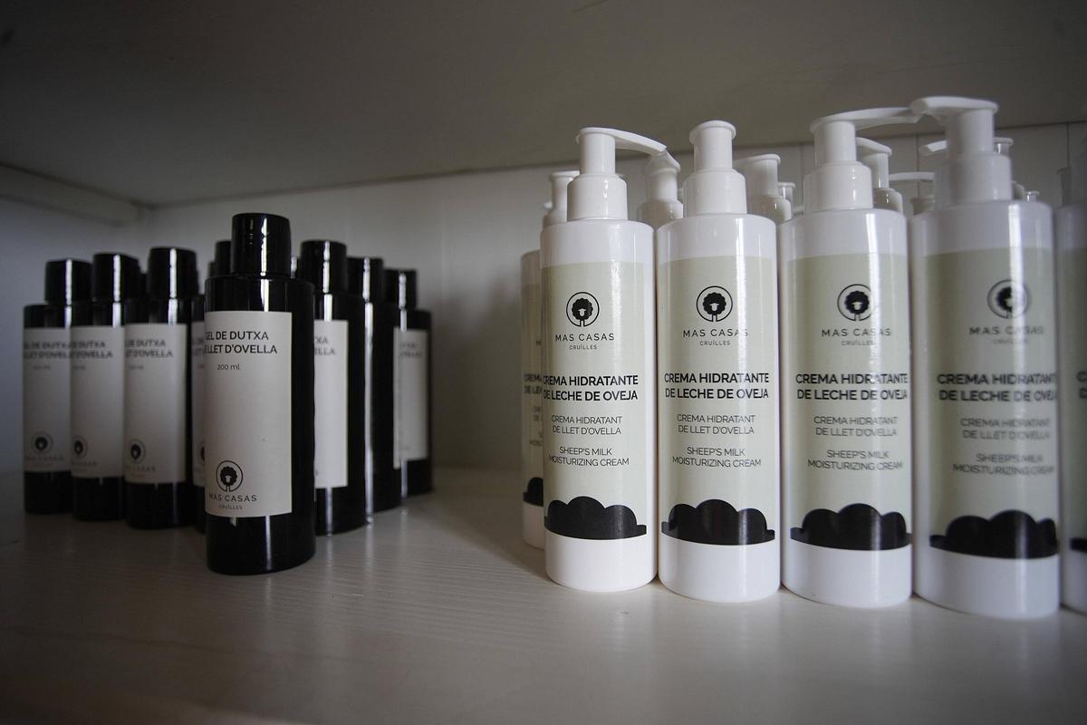 El gel de dutxa i la crema hidratant a base de llet d'ovella elaborats per Mas Casas.