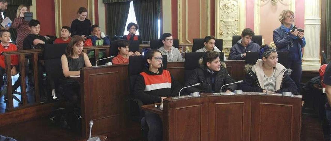 Alumnos de los colegios Inmaculada y Cisneros, &quot;ediles&quot; por un día en el pleno infantil. // Iñaki Osorio