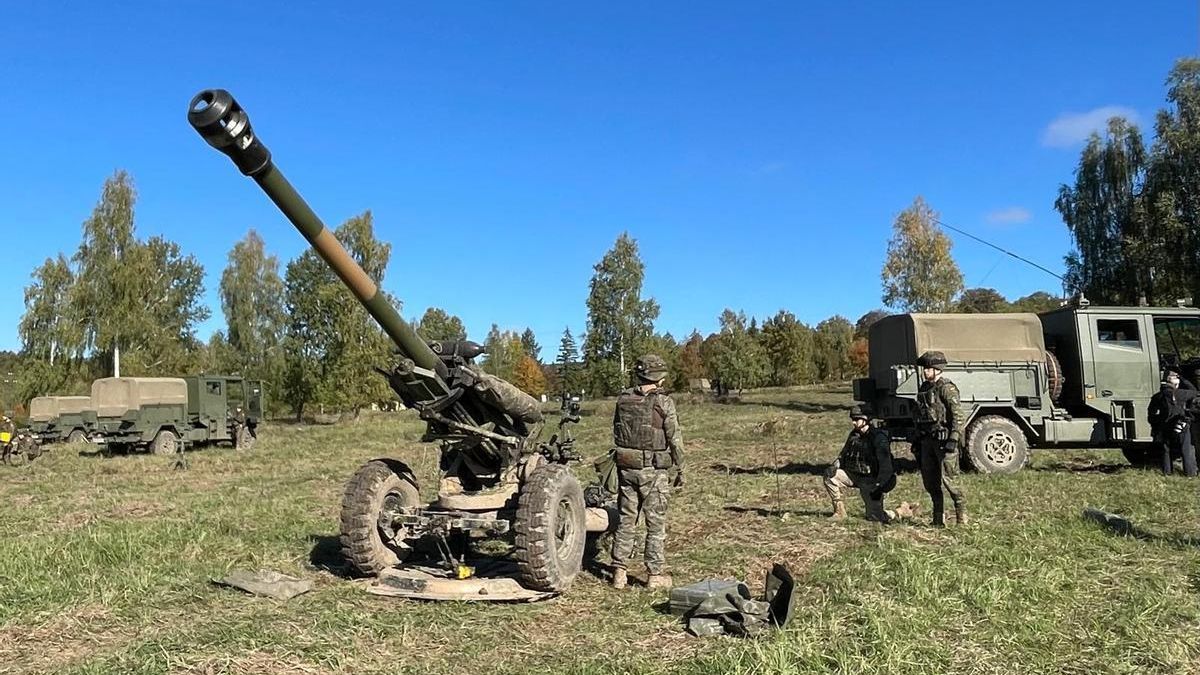 Una pieza de artillería del Ejército español, dispuesta en Lest para la brigada OTAN.