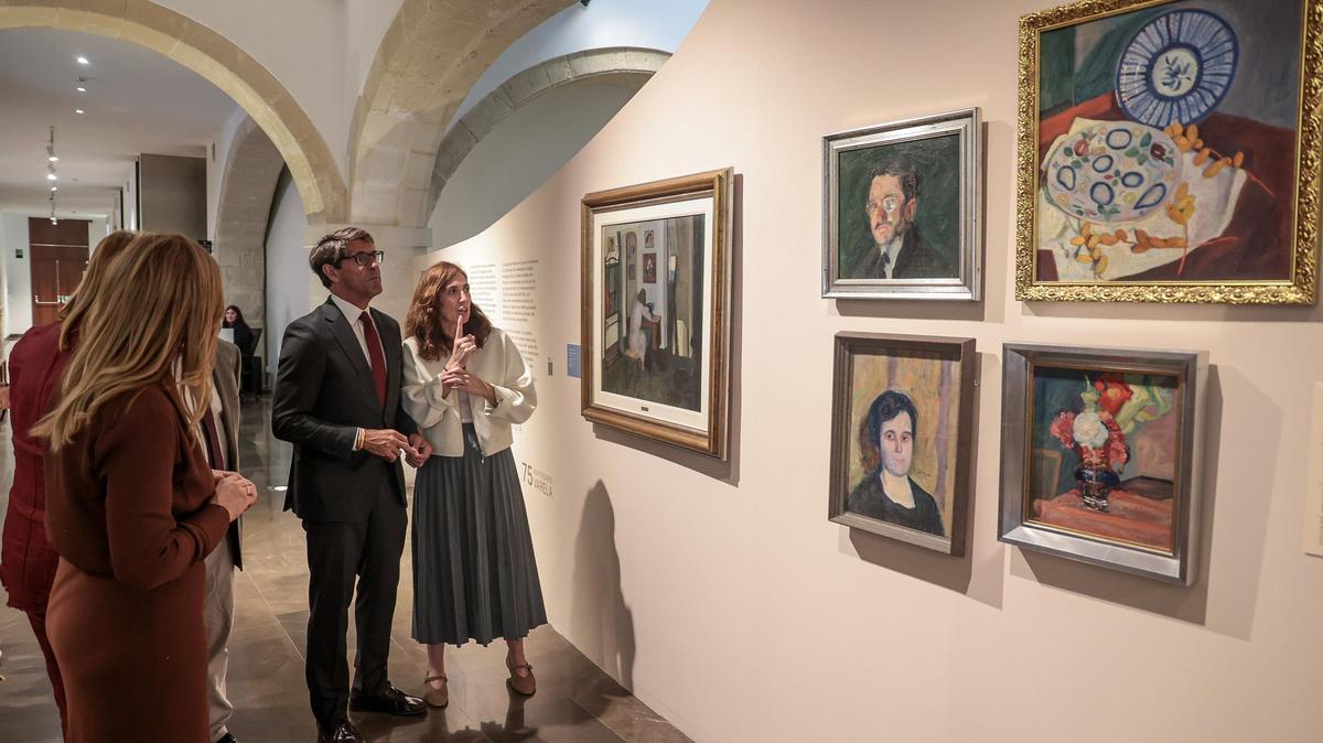 Inaugiración de la exposición "Emili Varela. Una ensoñación intimista" en el Mubag