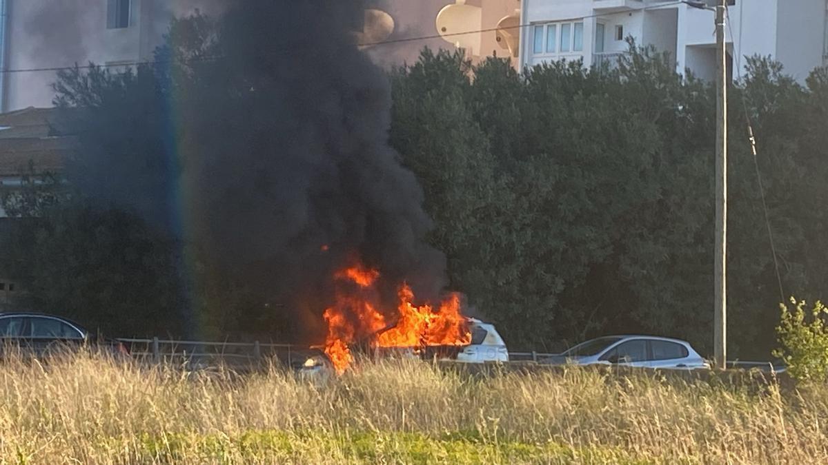 Una imagen del coche en llamas en el camí des Regueró.