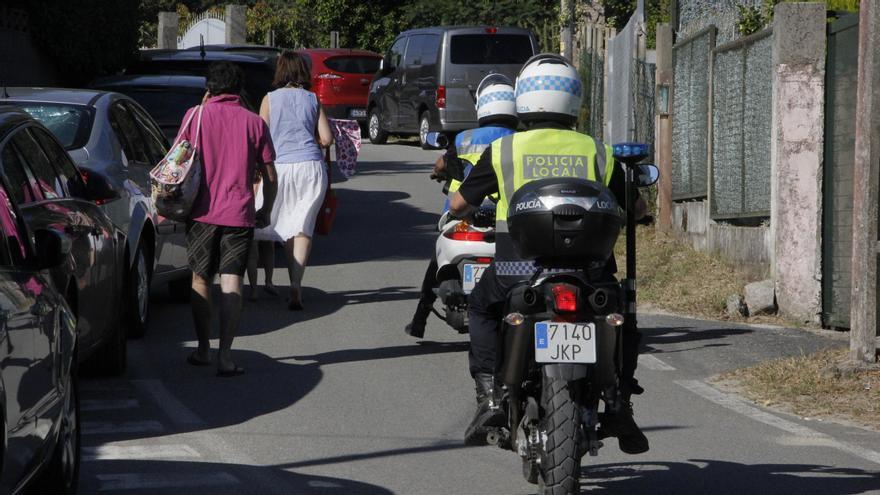 Agentes de la Policía Local regulando el tráfico en el entorno de la playa de Nerga.