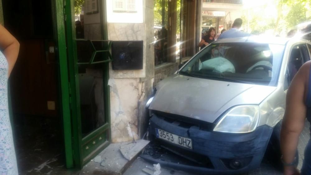 Aparatoso accidente en la calle Manacor de Palma