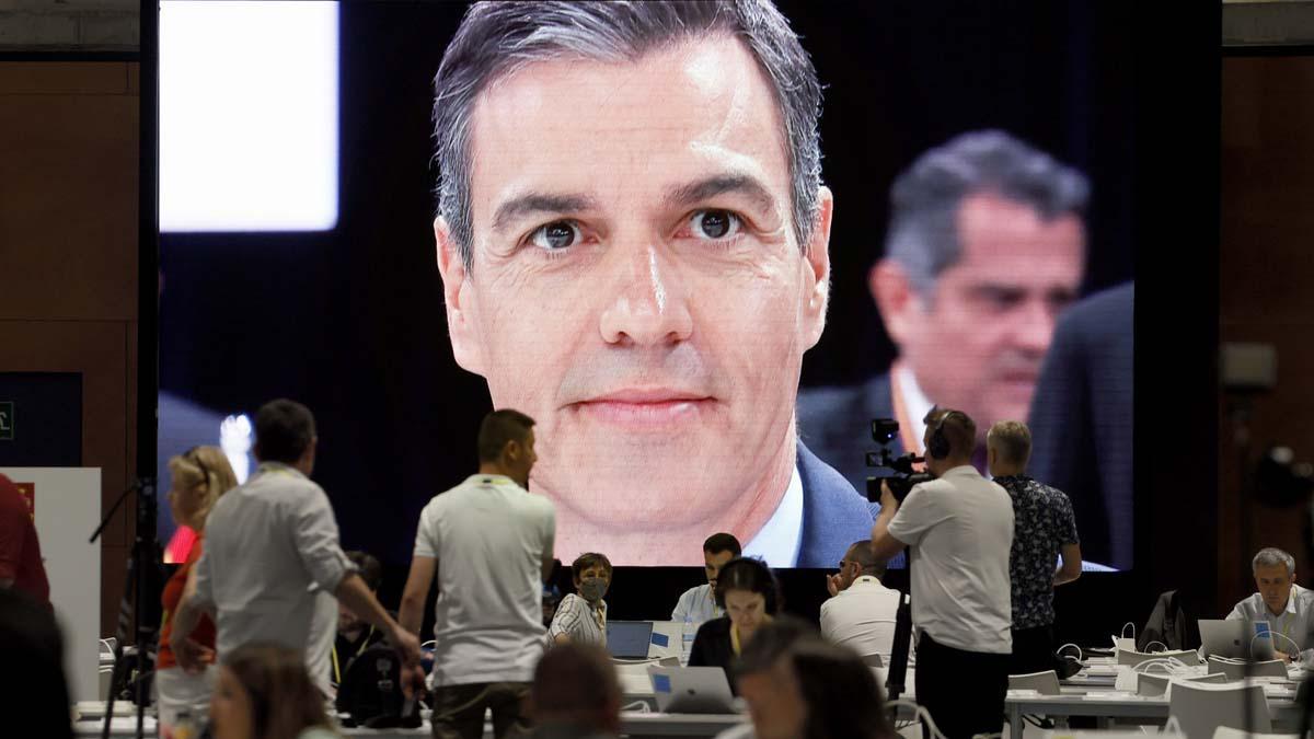 El presidente del Gobierno, Pedro Sánchez, visto a través de un monitor en la segunda jornada de la cumbre de la OTAN que se celebra este jueves en el recinto de Ifema, en Madrid.