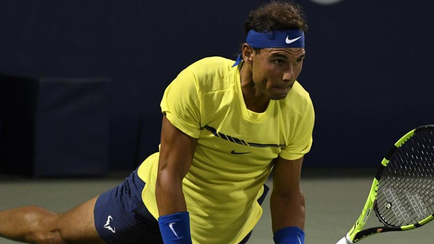 Nadal, en el suelo durante el partido ante Shapovalov.