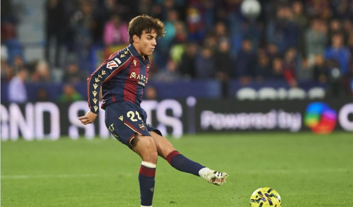 Carlos Álvarez, durante el encuentro ante el Valencia CF en el Ciutat