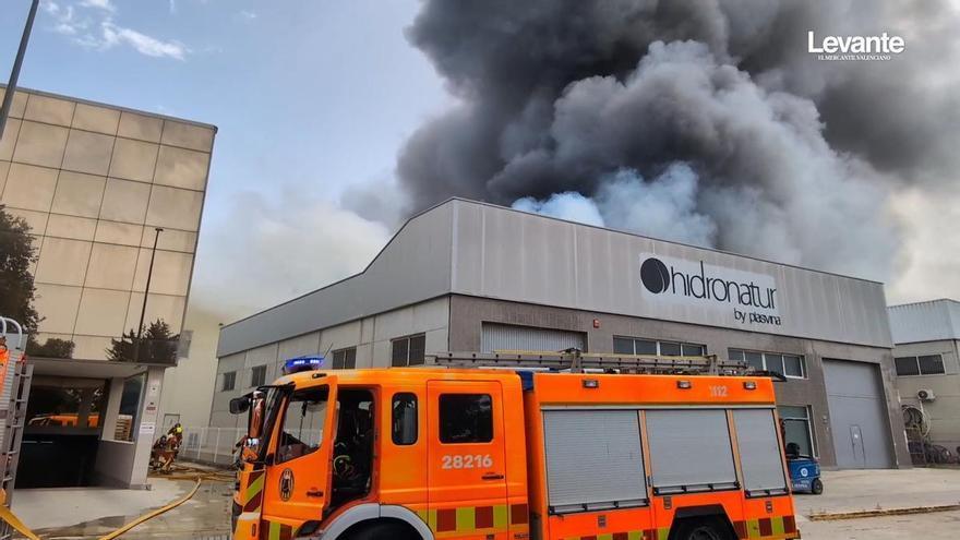 Prosiguen los trabajos de extinción por el incendio industrial registrado en una empresa de Xàtiva