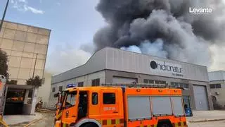 Un pavoroso incendio devora una gran nave de equipamientos de baño en Xàtiva