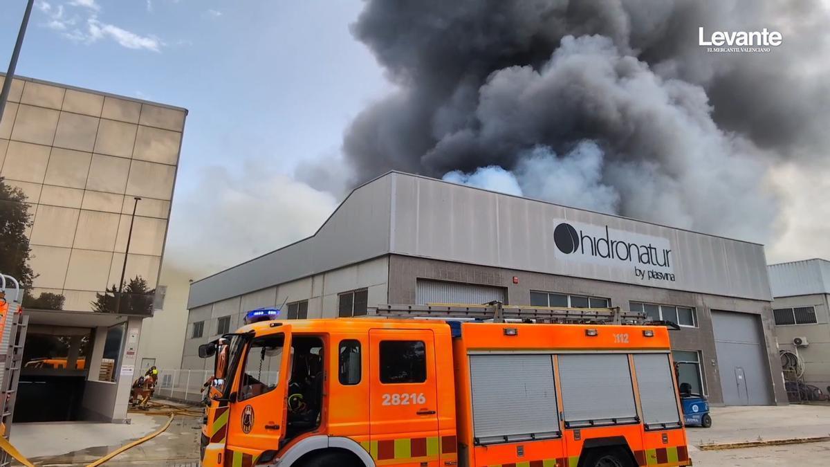 Prosiguen los trabajos de extinción por el incendio industrial registrado en una empresa de Xàtiva