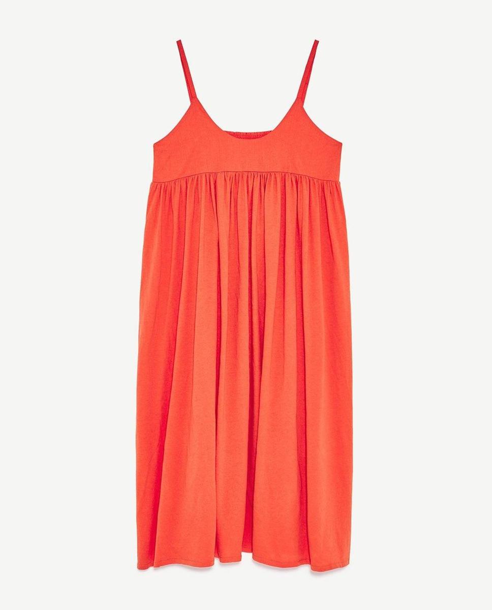 Vestido popelín en color coral. (Precio: 9,99 euros)