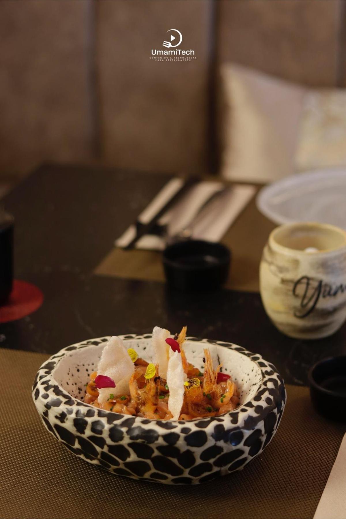 Tartar de salmón marinado en salza ponzu y naranja casera, kumquat confitado en canela, ikura y crujiente de pan de gamba