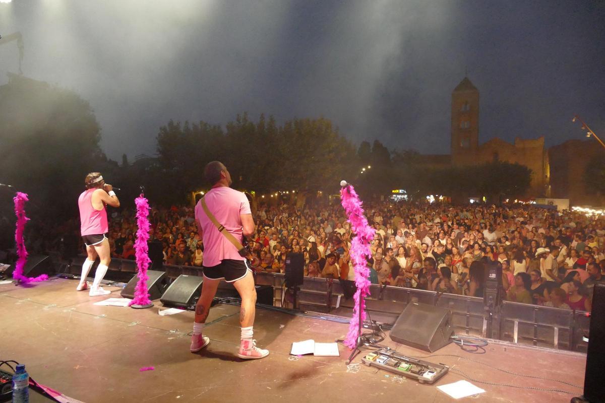 EN IMATGES | L’Orquestra Di-Versiones i Els Catarres captiven milers de persones a la tercera Bertranada Fest
