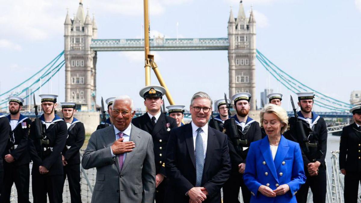 António Costa, Keir Starmer (al mig) i Ursula von der Leyen, ahir. | JASON ALDEN / EFE António Costa, Keir Starmer (al mig) i Ursula von der Leyen, ahir. | JASON ALDEN / EFE