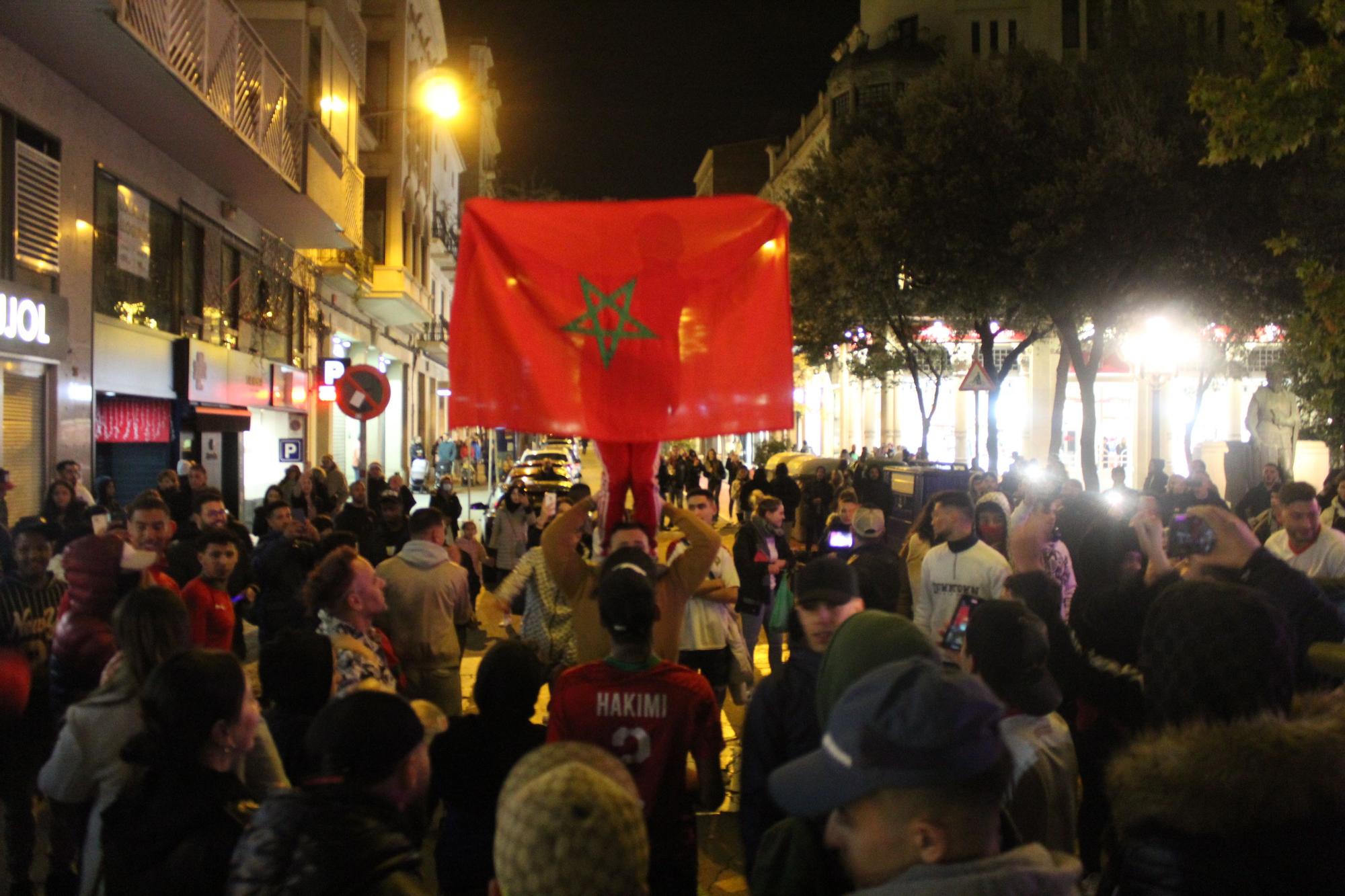 Eufòria entre la comunitat marroquí de Manresa en la celebració de la victòria contra Espanya al Mundial de Qatar