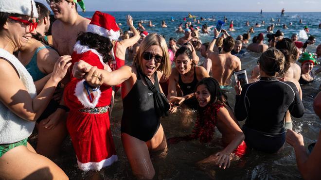 Primer baño del año en la playa de Sant Sebastià
