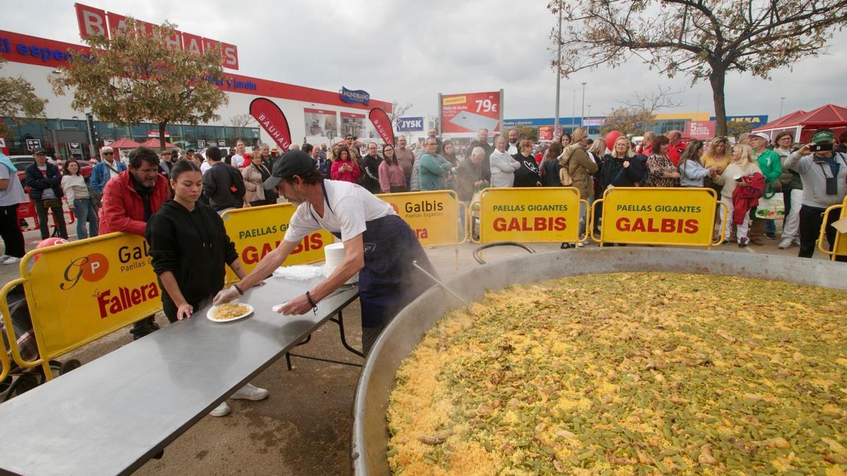 Reapertura de Bauhaus Alfafar cuatro meses después de la dana con una paella popular, mascletà y charanga