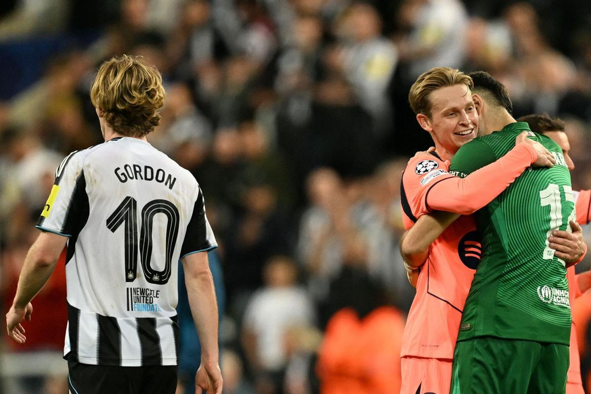 Frenkie De Jong y Joan Garcia se abrazan emocionados al final del partido.