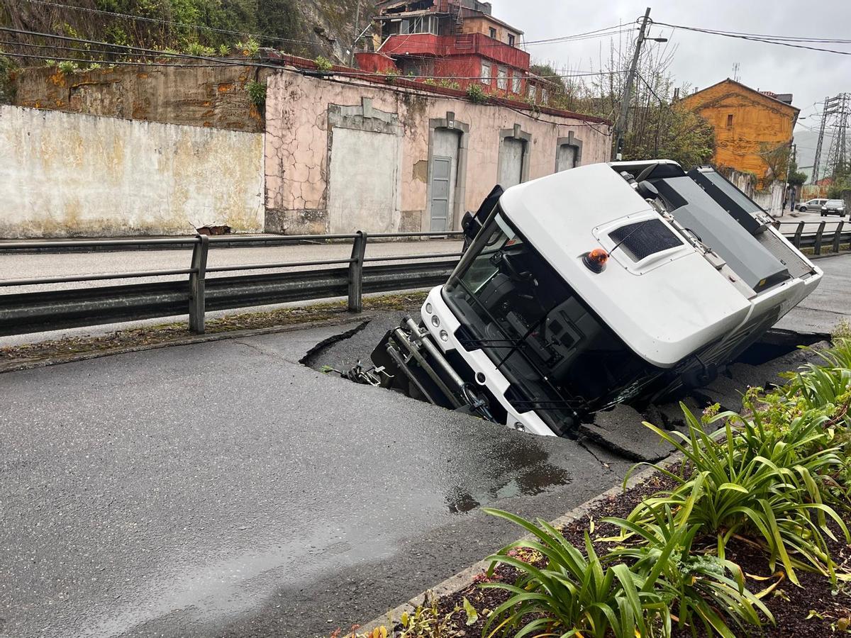 La barredora tras el hundimiento del asfalto.