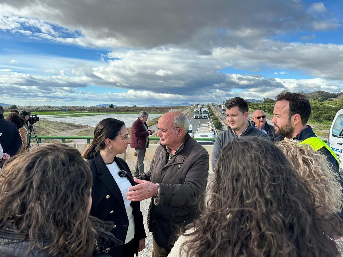 La consejera de Agricultura, Sara Rubira, presente en la concentración en La Hoya