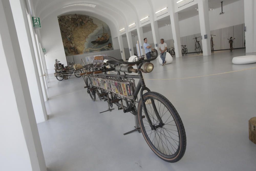 Exposición de bicicletas en la antigua estación de