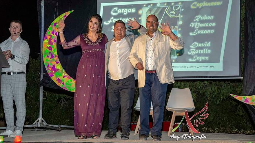 Gema Carbonell, presidenta de la comparsa Sulayman, con los dos capitanes Rubén Marcos y David Botella.