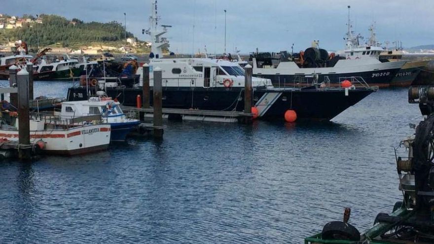 El barco del Servizo de Gardacostas atracado ayer por la mañana en el puerto de Bueu. // Santos Álvarez