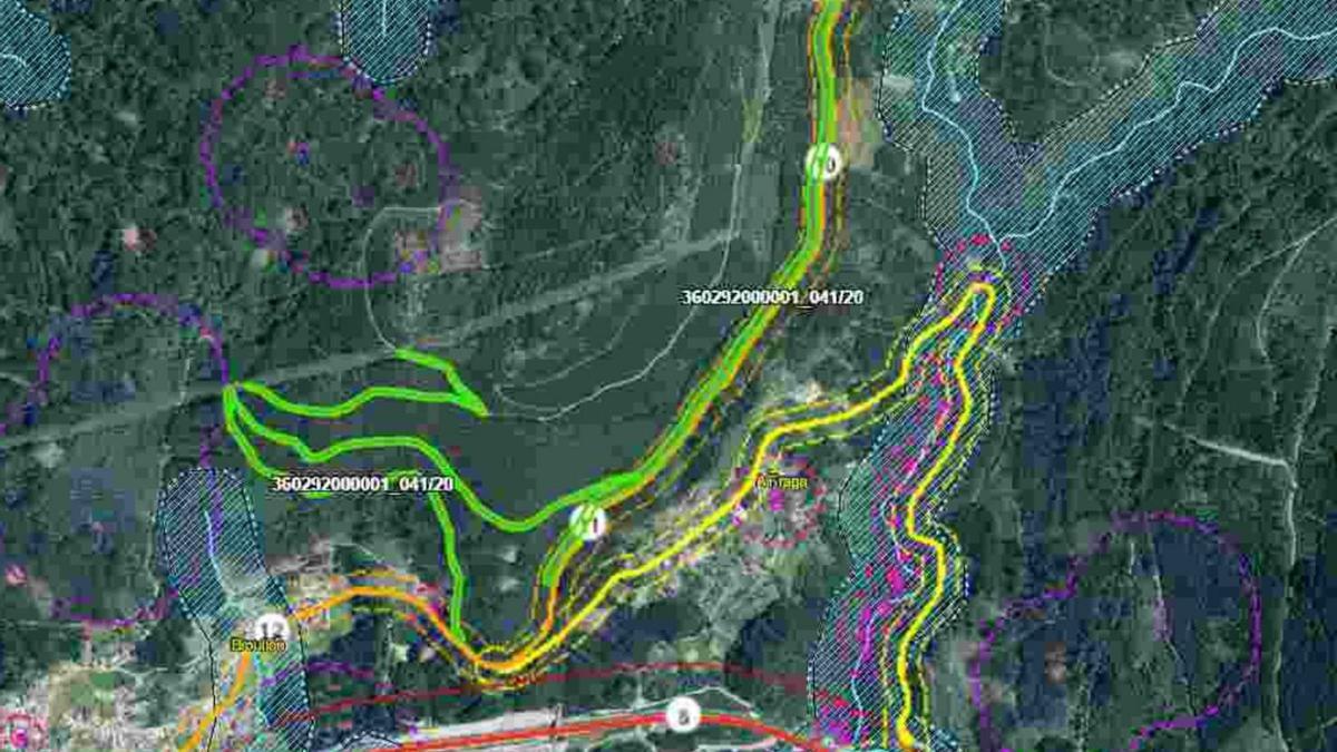 En verde, el lote de árboles de Moaña que se subastó para abrir una franja de protección. |   // FDV