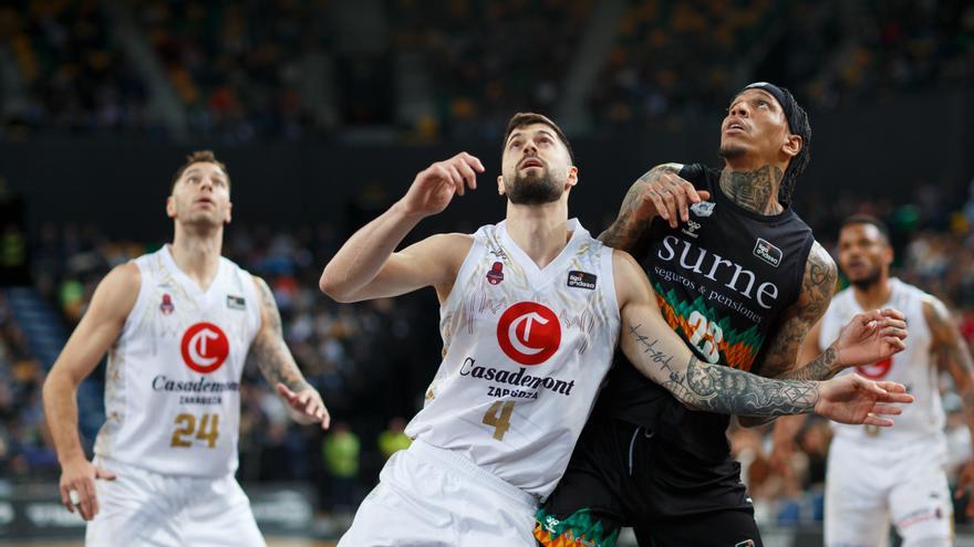 Yusta y Kyser pelean por la posición durante el partido de este sábado en Bilbao.