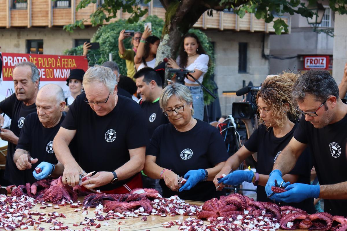Pulpeiros do carballiño cortando pulpo