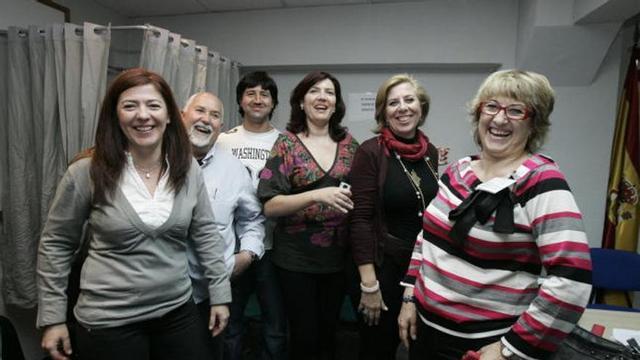 Corominas (c) celebró ayer con parte de su equipo la victoria en las elecciones.