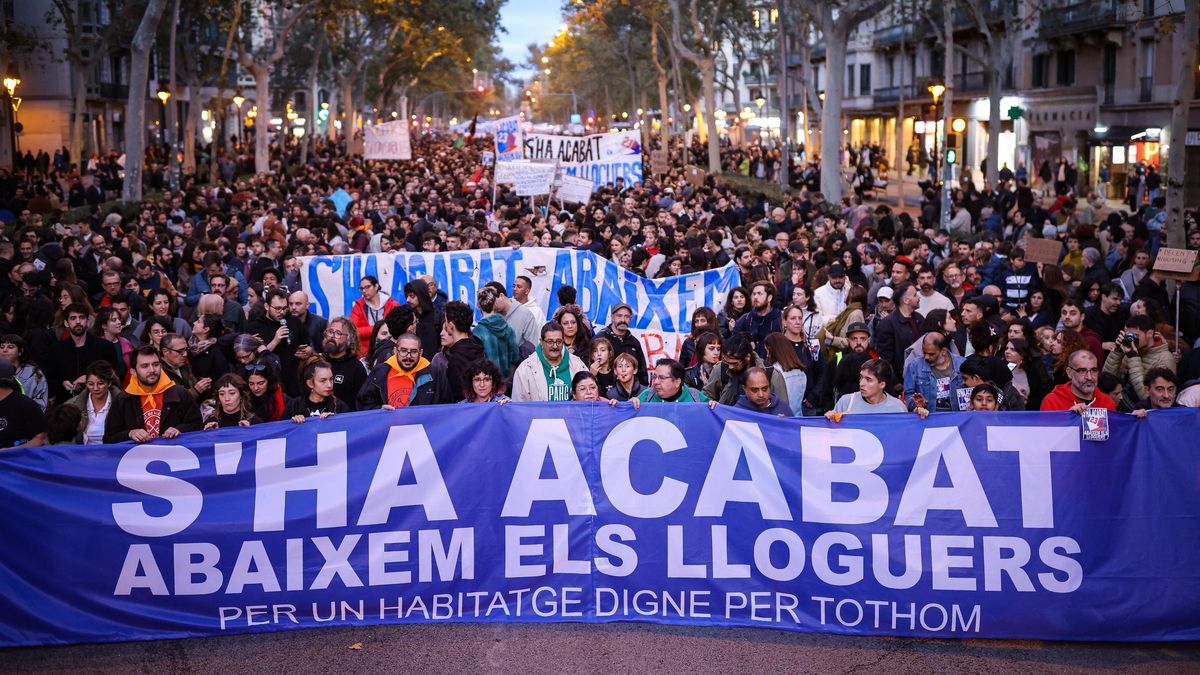 Capçalera de la manifestació a favor d'un habitatge digne.