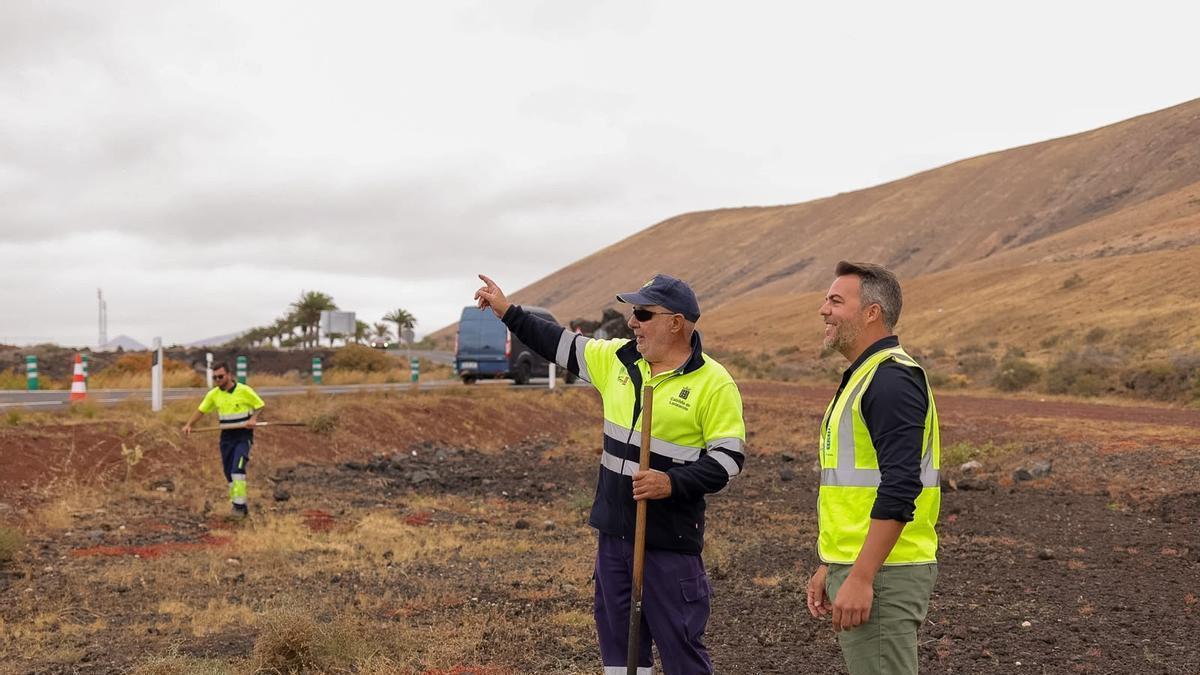 Jacobo Medina (d), junto a operarios de limpieza de márgenes de carreteras en Lanzarote.