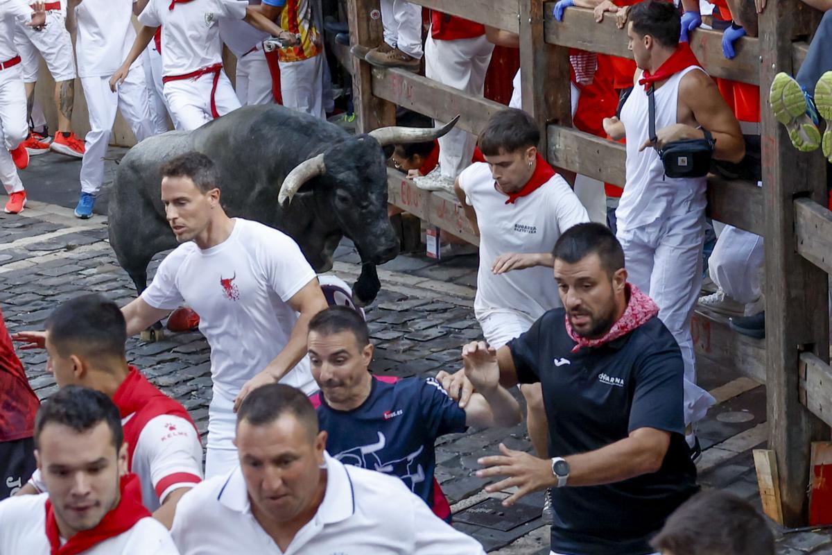 Los toros de José Escolar protagonizan un veloz y atropellado quinto encierro de los Sanfermines.