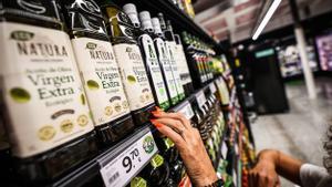Envases de aceite de oliva en un supermercado de Barcelona, en 2023.