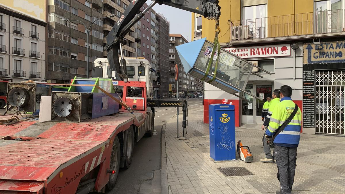 En la imagen, se retira en la tarde de este lunes la situada en la Avenida de Madrid.