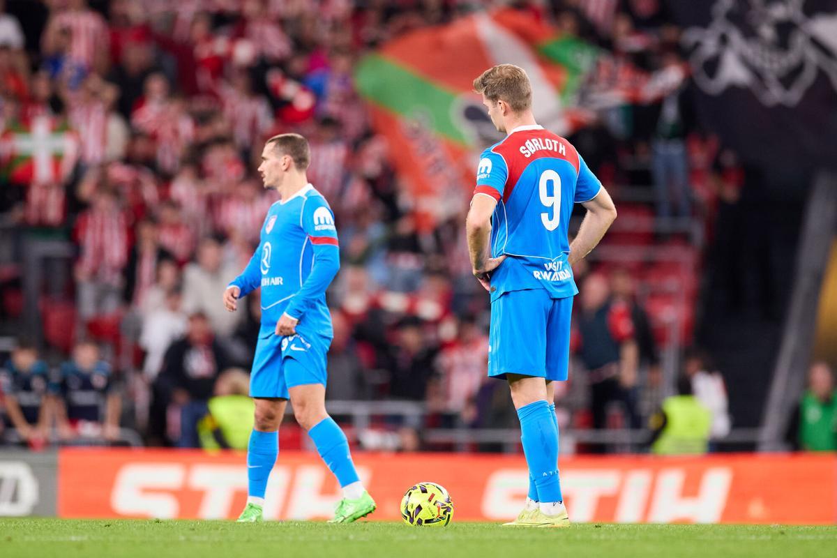 Alexander Sorloth of Atletico de Madrid laments a goal scored by Alex Berenguer of Athletic Club during the LaLiga EA Sports match between Athletic Club and Atletico de Madrid at San Mames on December 6, 2025, in Bilbao, Spain. AFP7 06/12/2025 ONLY FOR USE IN SPAIN. Ricardo Larreina / AFP7 / Europa Press;2025;SPAIN;SPORT;ZSPORT;SOCCER;ZSOCCER;Athletic Club v Atletico de Madrid - LaLiga EA Sports;