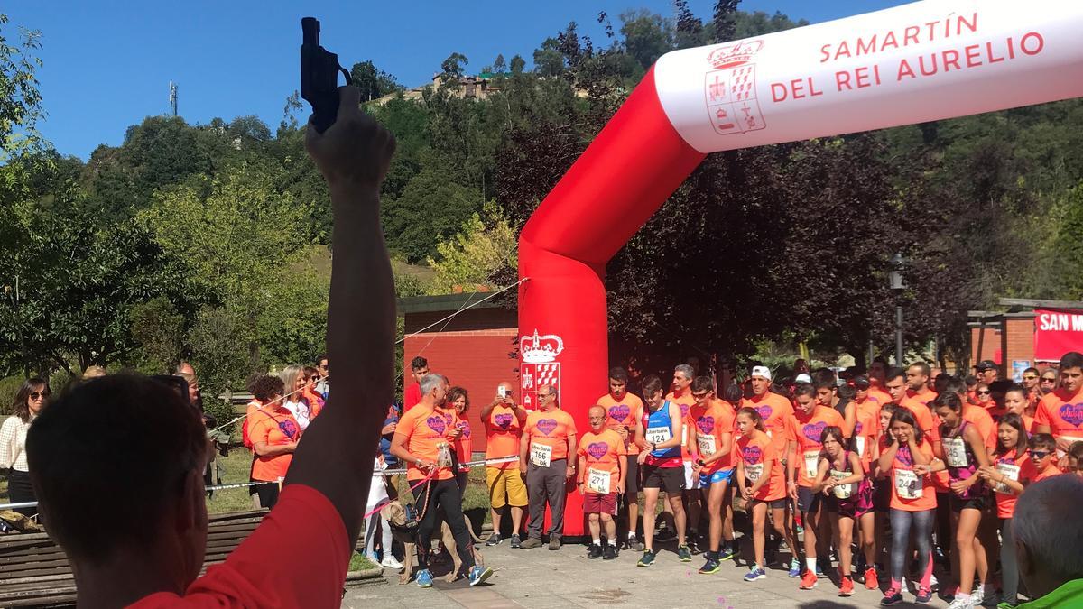 El concejal Honorino Montes da el pistoletazo de salida a la carrera contra el cáncer de San Martín, ayer, en el parque de El Florán.