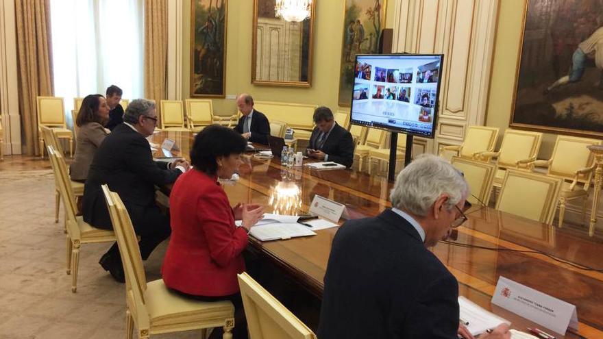 Reunión ayer del Ministerio de Educación con las comunidades.