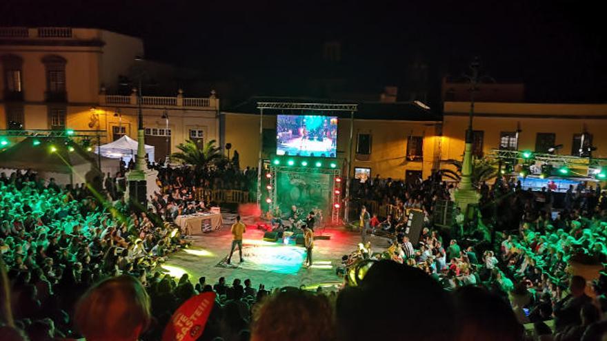 El público abarrotó el lunes la plaza del ayuntamiento en la III Batalla de Polkas.