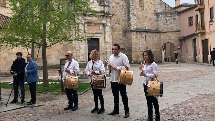 Algunos de los tamborileros durante el ensayo realizado ayer a los pies de San Ildefonso.